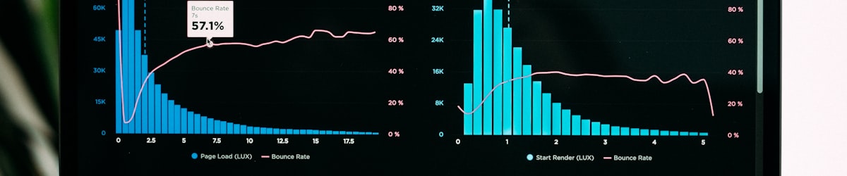 象征平衡与节制的图片：一个天平置于宁静的自然背景中
